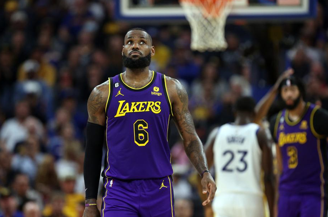 萨克拉门托国王训练开放日，关键时刻完成体检引欢呼，NBA常规赛在即，临场指挥获称赞的简单介绍