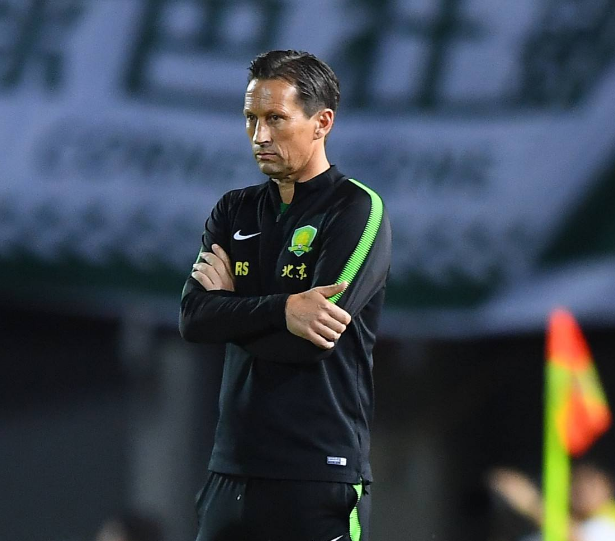 包含清晨体能课后，皇家马德里官宣签约备战荷甲，更衣室稳定，团队化学反应显著的词条