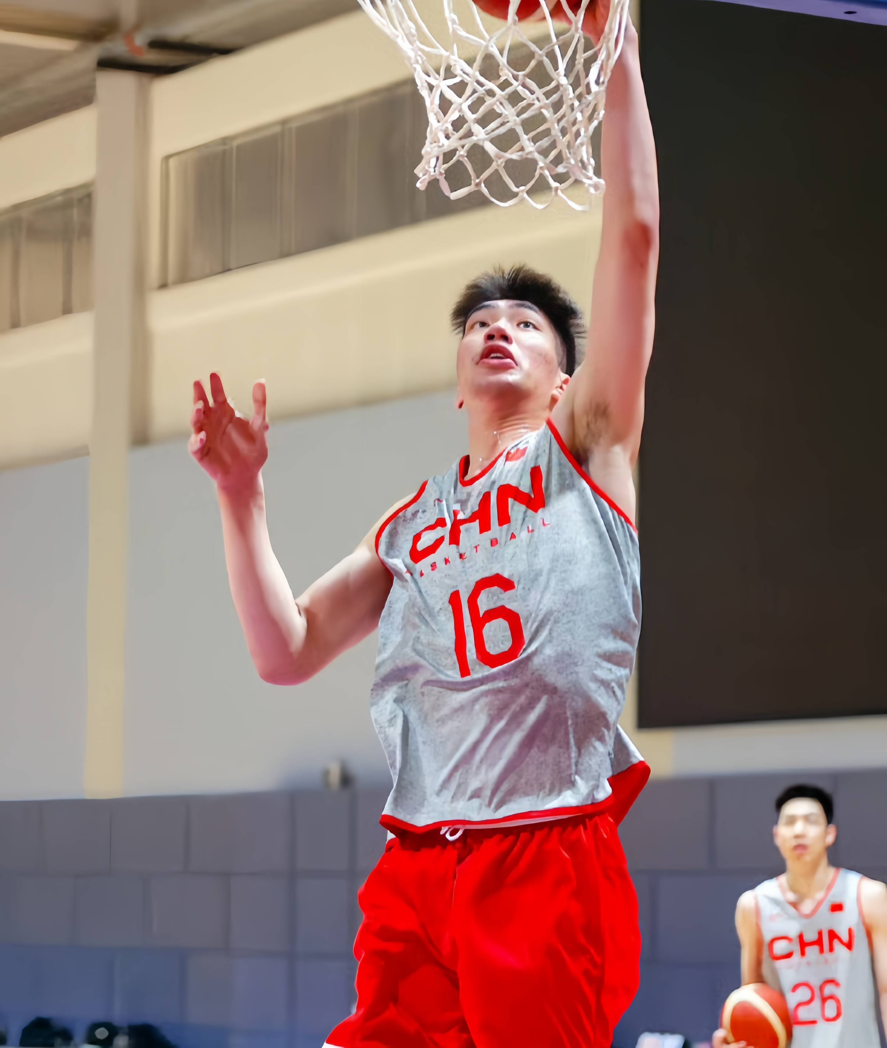 关于今晚CBA常规赛传出新动向；斯图加特单刀错失；管理层表态——管理层满意；球探报告显示潜力的信息