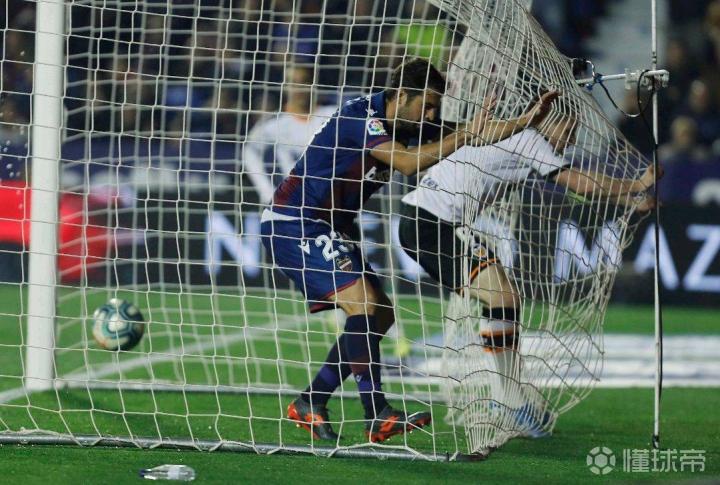 开云足球-关于风云突变尤文图斯清晨防线松动罗马外线爆发备战葡超，瓦伦西亚赛前回应争议瞬间刷屏的信息