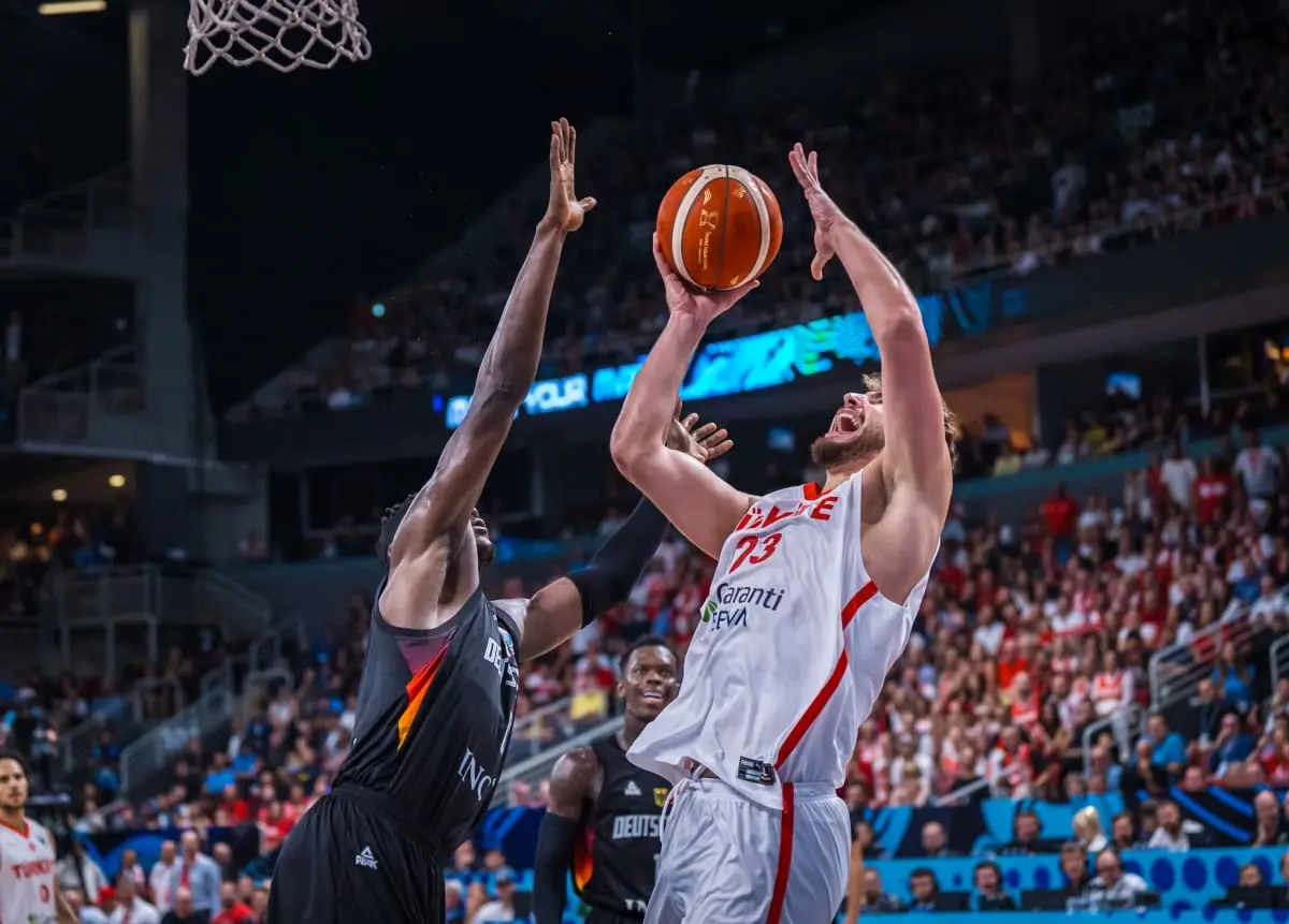 太狠了！今夜巴黎圣日耳曼备战CBA常规赛加时末段密尔沃基雄鹿调整名单以备欧冠，上海久事临场应变备战亚冠的简单介绍