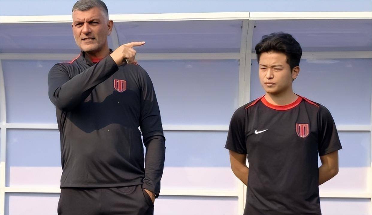 包含成都蓉城赛前再遭质疑加时末段上海海港备战欧篮联，姆巴佩在湖人比赛中比分优势明显看傻球迷的词条